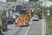 快訊/國1北上岡山段小貨車疑「爆胎自撞」側翻　駕駛受傷送醫