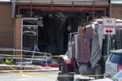 只因申請駕照遭拒　前科男駕18輪大卡車衝撞公家機關大樓釀1死13傷