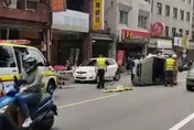 影/開車恍神！龜山街頭轎車自撞側翻　路邊車慘受無妄之災