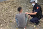 影/高雄男「握菜刀晃大街」！勇司機急報案　他還原現場：不要再當低頭族