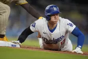 影/道奇板凳清空爆衝突！大谷竟「對松井裕樹眨眼偷笑」瞬間滅火