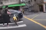 影/拿命捍衛路權？學生牽Ubike過馬路「衝撞汽車」　拍攝者：水~~