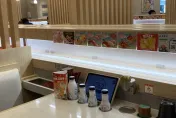 影/迴轉壽司店餐盤驚見小強！衛生局出面稽查　業者致歉：會全面清消