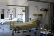 長期咳嗽、不明原因發燒…癌症10大警訊要留心　國健署：務必去醫院檢查