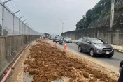 快訊/砂石車屁股有洞！黃土覆蓋關渡橋前　多名騎士雷殘