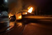台南官田火燒車！小客車自撞遭火舌吞噬　女駕駛疑卸責「連夜逃」