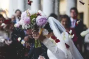 不想婚禮破壞美觀！　準新娘「禁止賓客拿手機」：目光要在她們身上