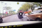 影/目無王法！南投行車糾紛險濺血　駕駛怒亮大刀揮砍踹車門