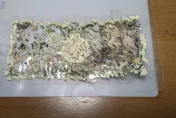 萬元紙鈔扔碎紙機！男子花三周拼回原狀成功兌換　笑喊「感謝銀行原諒」
