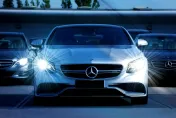 對向車燈太亮好刺眼！　研究證實：經照射恐導致「心臟病發作」