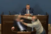 影/喬治亞國會爆全武行！執政黨推爭議法案　議員遭「超派鐵拳」揍飛