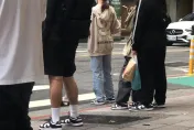 國民潮鞋？一排路人「腳下同一雙」　全場喊+1：太百搭