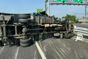 影/疑司機恍神釀禍！小貨車撞工程緩衝車　中山高264K側翻外車道