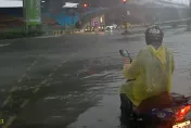 雙北成為大型游泳池！　新北大道機車族「冒險涉水」畫面曝光