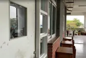 教學理念不合！高雄某國中2老師爆衝突　校長室「獎盃」成武器