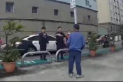 影/桃園男情緒激動街頭揮舞剪刀　員警神勇奪刀壓制瞬間曝光