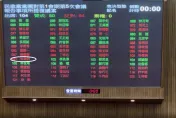 藍綠甲動對決年改復議案　綠委吳秉叡投錯票　54：50藍營勝出