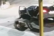 影/當街撞倒還想拖上車！高雄女慘遇恐怖情人　遭狂毆、扯破衣走光