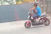 影/自以為很帥？彰化男騎車「翹腳講手機」　玩命耍特技下場曝光
