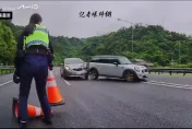 影/驚險瞬間曝！國5車禍警到場擺放三角錐　女警險被撞一個MOVE閃開