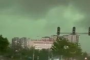 影/頭頂一片綠！暴雨襲廣東清遠罕見現「綠色天空」　網驚：看到冥界了