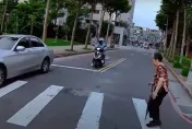 影/恐怖行人地獄！新北嬤拄拐杖站路口軟腳　數十輛汽機車就是不禮讓