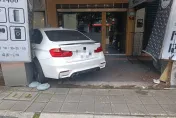 嚇人片！三重男子疑疲勞開車恍神　爆衝騎樓撞凹店家波及整排機車