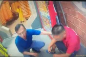 影/太虔誠！台中男參加「老二媽」遶境跪地不起　警憂踩踏勸離遭燙傷