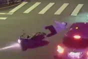 影/三峽無照累犯騎車闖紅燈！下秒慘遭攔腰撞飛「空中轉體2圈」重摔
