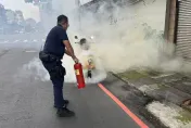 影/電動機車行進間座墊自己燒起來！新北警變身打火弟兄撲滅