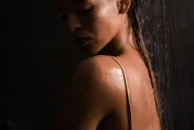 很多女生都會這樣.....「邊洗澡邊小便」 醫曝恐怖後果：恐產生漏尿，頻尿等問題