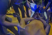 影/電下去就乖了！台中男KTV拿酒瓶尻友人頭　遭電擊壓制狼狽樣曝