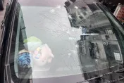 影/違規停車爆全武行！愛車擋風玻璃遭榔頭砸毀　士林警火速逮3嫌