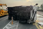 快訊／高屏大橋嚴重車禍！砂石車爆胎自撞翻覆　波及3車釀2傷