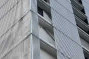 強震不斷！花蓮地標「潔西艾美酒店」外牆剝落畫面曝　磚瓦散落一地