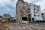 影/北濱街倒掉早餐店旁房屋中午外牆崩塌　住戶：還好早已撤走