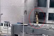 影/桃機管理螺絲掉滿地？高空清洗車伸縮臂撞破電車頂　破大洞險釀傷亡