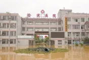廣東連日暴雨釀洪災！醫院慘被淹外頭「一片汪洋」　進出全靠橡膠艇