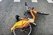 影/急啥？中壢客運搶黃燈「撞UBike」差點把騎士收了　驚險畫面曝光