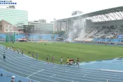 快訊/台北田徑場爆火災！觀眾席濃煙狂竄　場邊障礙賽持續進行