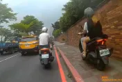 影/刺青男騎機車載妹人行道狂飆　險撞公車站學生警依法開罰