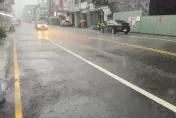 影/暴雨襲南部！高雄巨蛋人孔蓋變「噴泉池」　屏東轎車淪「水上活動」