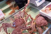 遊北海道吃活體帝王蟹遭「掉包」！遊客查網路評價驚：是慣犯