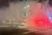 高雄賓士衝撞重機！下秒「火燒車」狂冒濃煙　恐怖畫面曝光