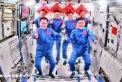 影/神舟18號航天員「太空會師」神17乘組　激動相擁比讚拍「全家福」