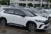 雨彈狂轟全台！嘉藥停車場成「水上樂園」　中山大學「宿舍慘淹」學生狂鏟水