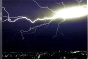 比雨神同行更猛烈！攝影同好抓拍「雷神發威」驚人瞬間