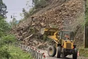 地震＋暴雨！宜蘭台7甲線「米摩登路段」土石坍方阻斷雙向　中午前搶通