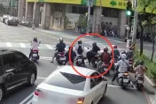 影/救命瞬間！機車乘客突倒地無呼吸心跳　暖警CPR 搶命成功救回