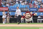 桃園樂天棒球場意外！「少年大谷」范宸竣開球　對張善政投出「觸身球」畫面曝